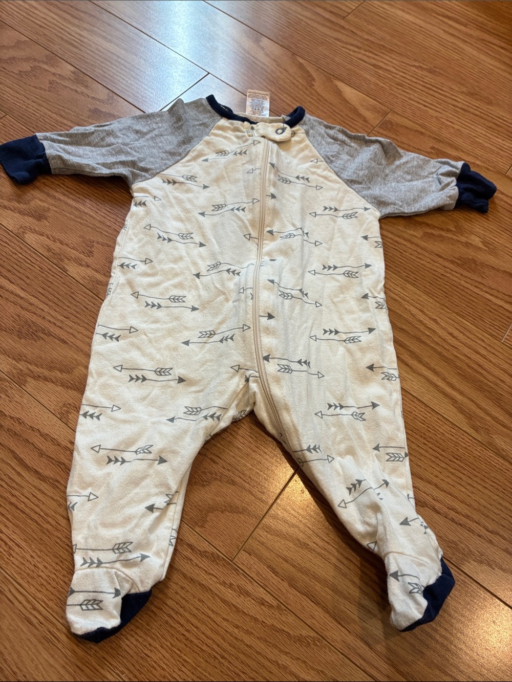 20/25$ 🧸Neutral Arrow-Print Footed One-Piece Pajamas - Cream & Gray